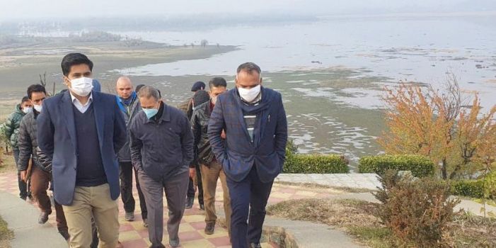 Kashmir’s Divisional Commissioner takes stock of various ongoing projects in Srinagar