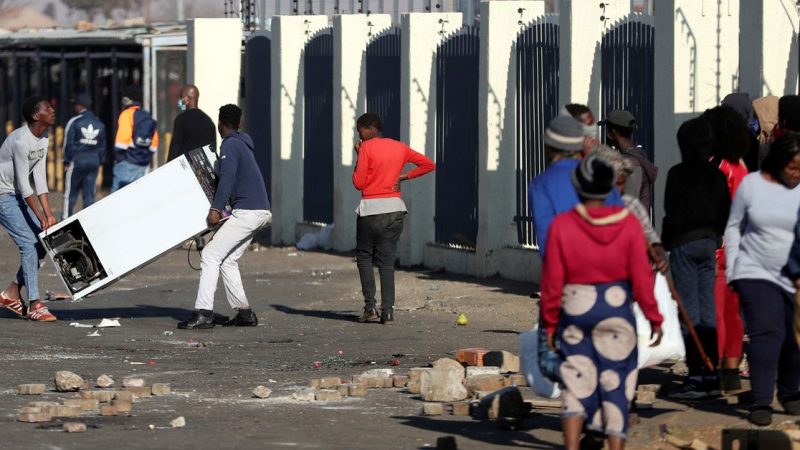 Worst violence in years spreads in South Africa as grievances boil over