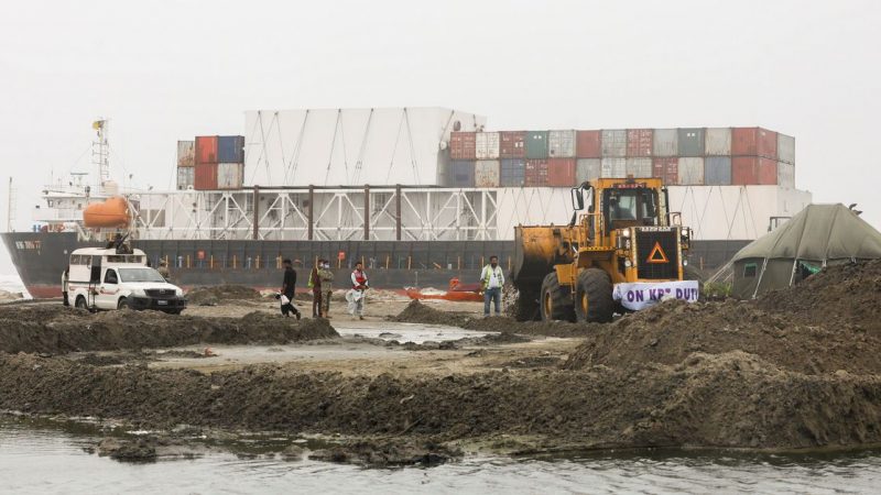 Pakistani authorities plan to remove fuel from stranded ship