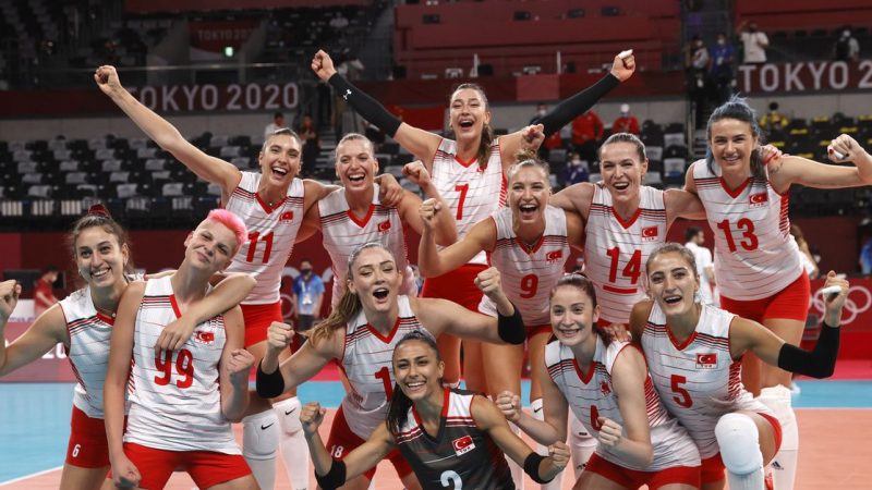 Volleyball-China stunned by Turkey, U.S. ease past Argentina