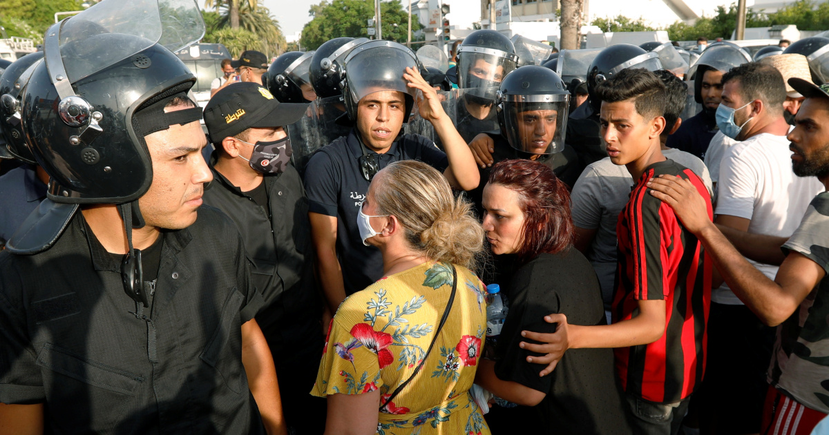 Tunisia tries to reassure as Ennahdha presses for early elections