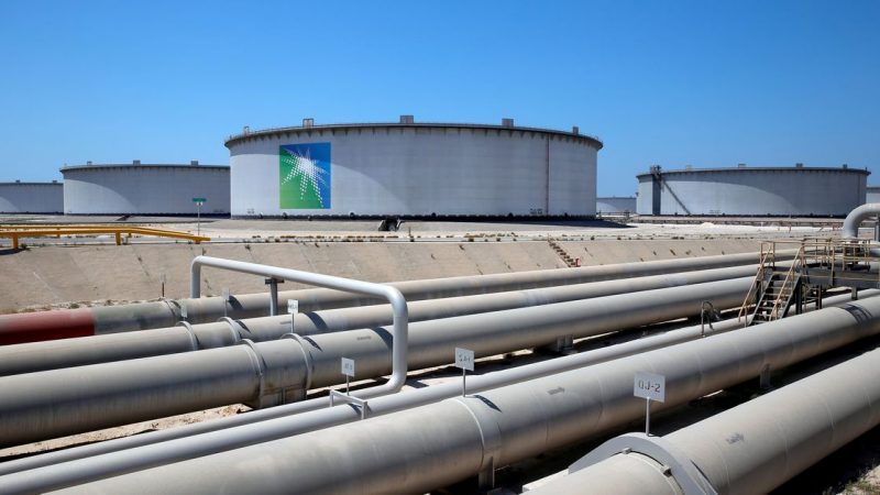 Oil falls after Saudi price cuts