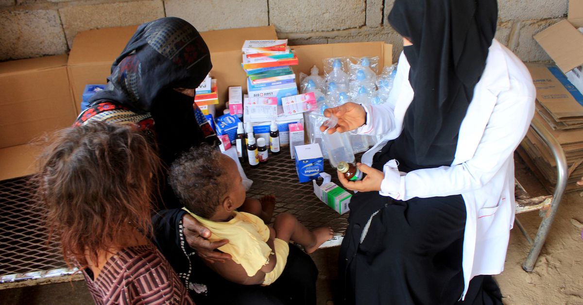 Yemeni gives her time and wages to treat children malnourished by war