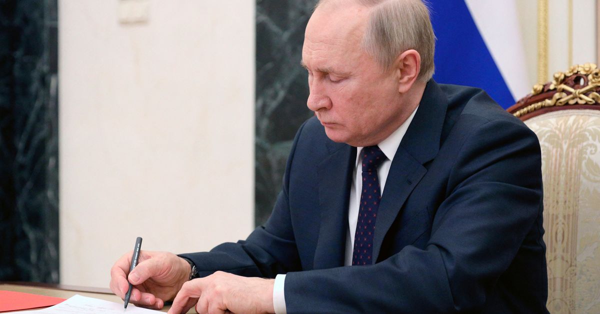 Analysis: From the Kremlin, Putin ponders war and peace