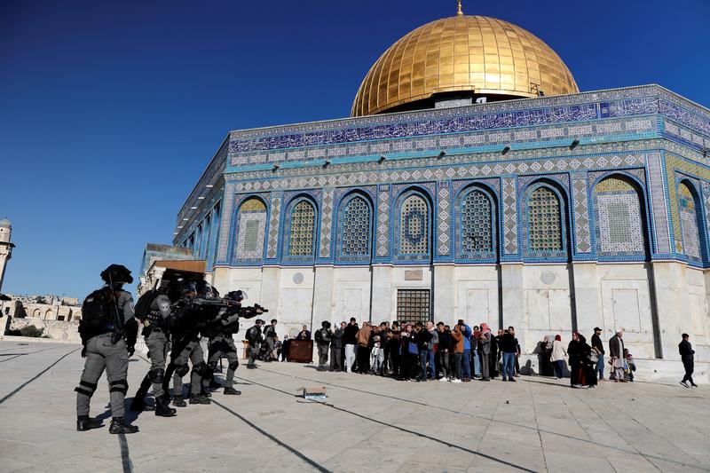 Palestinians clash with Israeli police at Jerusalem holy site, 152 injured