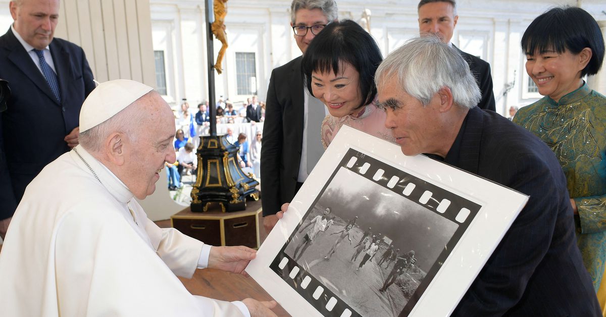 Vietnamese photographer gives pope famous ‘Napalm Girl’ picture