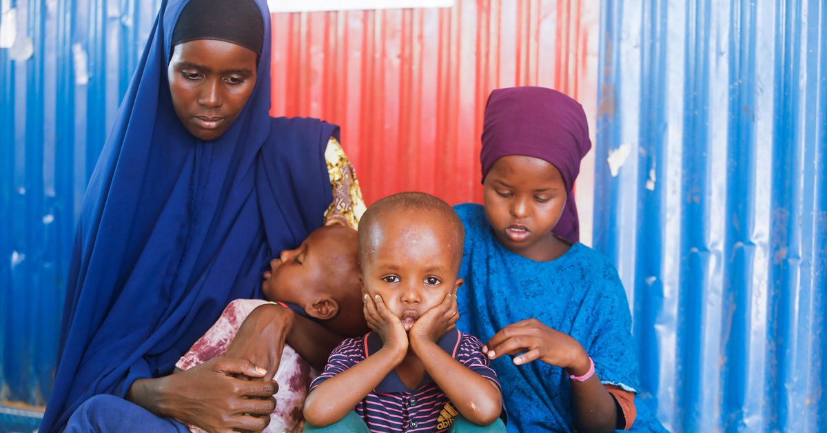 As hunger spreads in Somalia, babies start to die