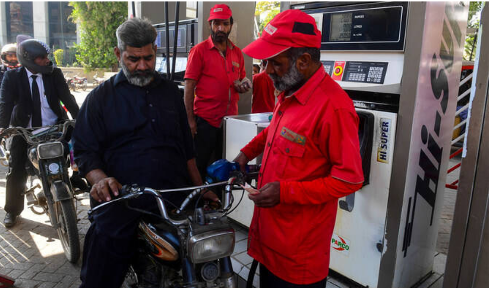 For the next two weeks, Pakistan lowers the price of gasoline by Re1.