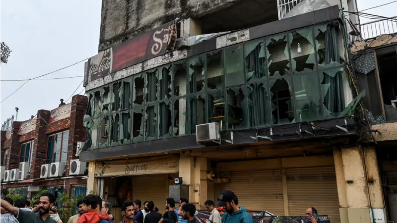 Fear and defiance across the border following Indian airstrikes in Pakistan: “There will be war”