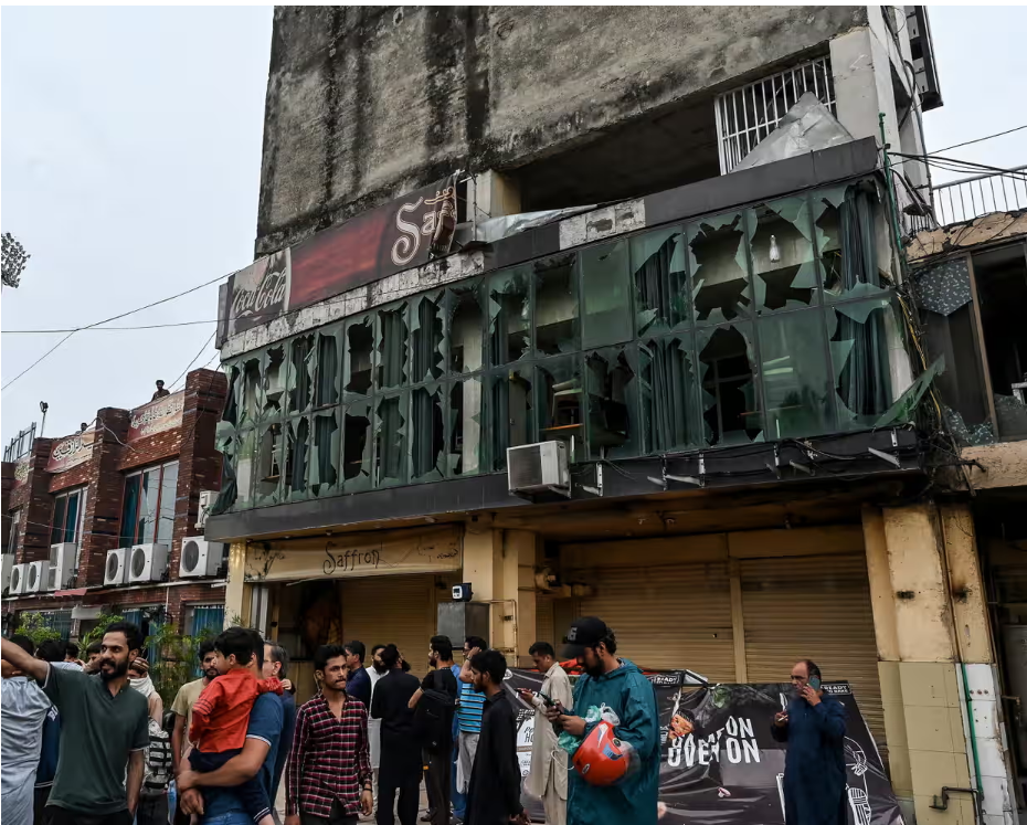 Fear and defiance across the border following Indian airstrikes in Pakistan: “There will be war”