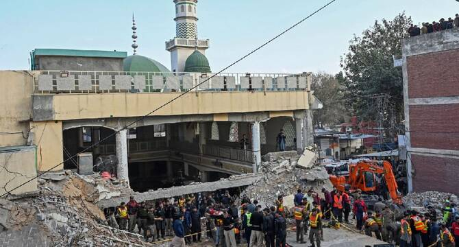 Suicide car bombing in Pakistan kills 14 soldiers and wounds 25 people
