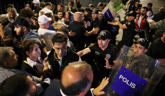 Turkiye’s main opposition calls for rallies after police barricade Istanbul office